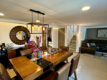 Casa Remodelada con Seguridad en Venta – Las Alamedas, 4 Recámaras y Jardín – ¡Oportunidad Única!