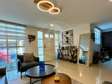 Casa Remodelada con Seguridad en Venta – Las Alamedas, 4 Recámaras y Jardín – ¡Oportunidad Única!