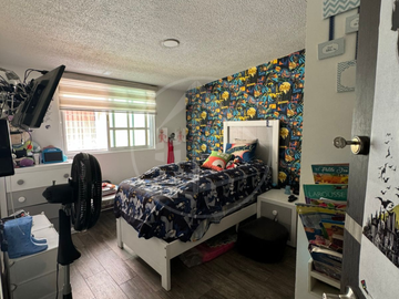 Casa Remodelada con Seguridad en Venta – Las Alamedas, 4 Recámaras y Jardín – ¡Oportunidad Única!