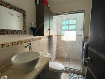 Casa Remodelada con Seguridad en Venta – Las Alamedas, 4 Recámaras y Jardín – ¡Oportunidad Única!
