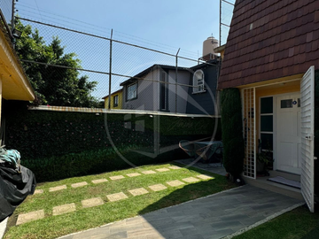 Casa Remodelada con Seguridad en Venta – Las Alamedas, 4 Recámaras y Jardín – ¡Oportunidad Única!