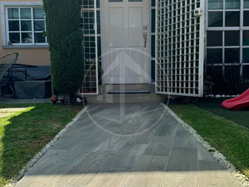 Casa Remodelada con Seguridad en Venta – Las Alamedas, 4 Recámaras y Jardín – ¡Oportunidad Única!