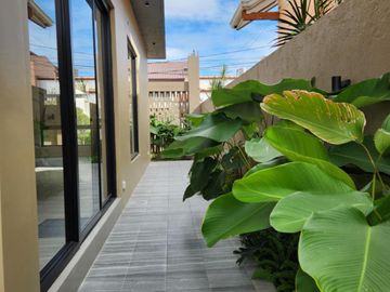EJE - FOR SALE: 4-Bedroom Single-Family House in BF Homes, Las Piñas City