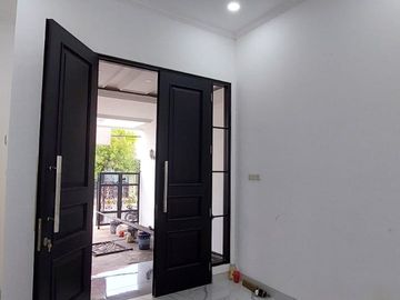Rumah Baru Semi Furnished Lokasi Tengah Kota di Mojo Gubeng Surabaya