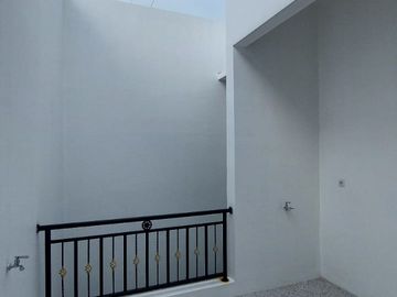 Rumah Baru Semi Furnished Lokasi Tengah Kota di Mojo Gubeng Surabaya