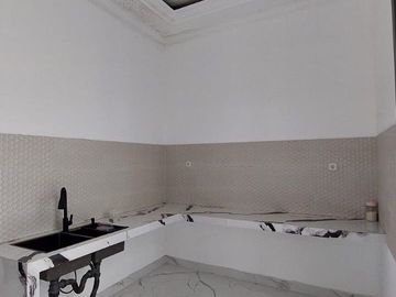 Rumah Baru Semi Furnished Lokasi Tengah Kota di Mojo Gubeng Surabaya