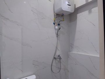 Rumah Baru Semi Furnished Lokasi Tengah Kota di Mojo Gubeng Surabaya
