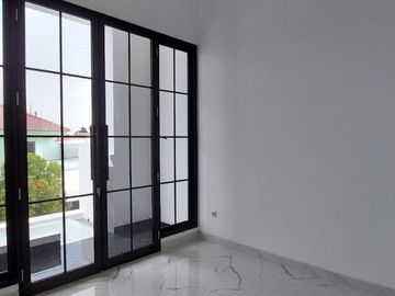 Rumah Baru Semi Furnished Lokasi Tengah Kota di Mojo Gubeng Surabaya
