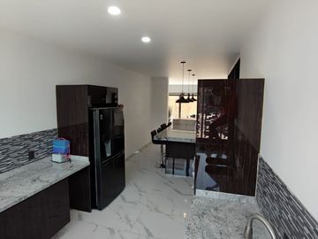 Oportunidad en Residencial Victoria: Casa con Terraza, Roof Top y Cuarto de Juegos