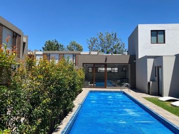 Casas de venta Santa Ines Cumbaya.  Conjunto con piscina, BBQ, area de juegos