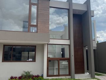 Casas de venta Santa Ines Cumbaya.  Conjunto con piscina, BBQ, area de juegos