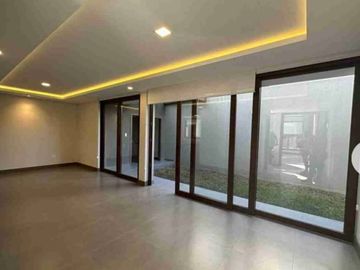 Casas de venta Santa Ines Cumbaya.  Conjunto con piscina, BBQ, area de juegos