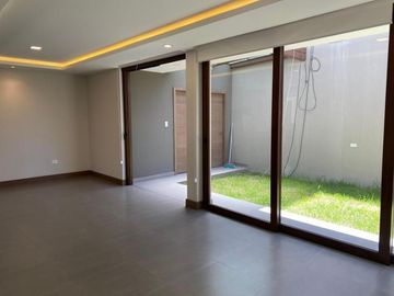 Casas de venta Santa Ines Cumbaya.  Conjunto con piscina, BBQ, area de juegos