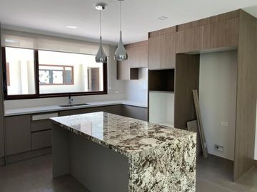 Casas de venta Santa Ines Cumbaya.  Conjunto con piscina, BBQ, area de juegos