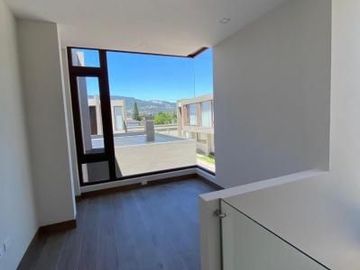 Casas de venta Santa Ines Cumbaya.  Conjunto con piscina, BBQ, area de juegos