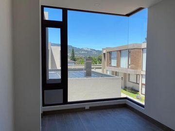 Casas de venta Santa Ines Cumbaya.  Conjunto con piscina, BBQ, area de juegos
