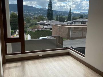 Casas de venta Santa Ines Cumbaya.  Conjunto con piscina, BBQ, area de juegos