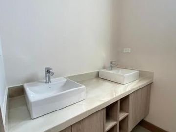 Casas de venta Santa Ines Cumbaya.  Conjunto con piscina, BBQ, area de juegos