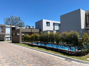 Casas de venta Santa Ines Cumbaya.  Conjunto con piscina, BBQ, area de juegos