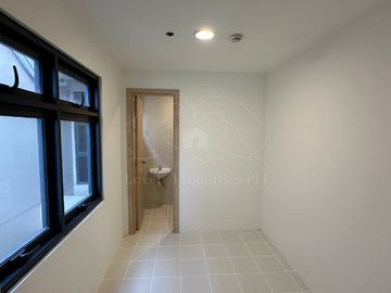 BRAND NEW (Newly Turned Over) UNFURNISHED 3BR PENTHOUSE UNIT with 2 PARKING SLOTS FOR SALE!