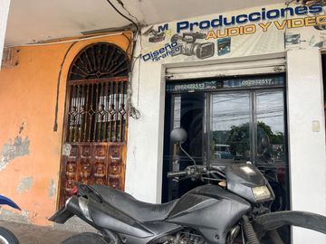 EN VENTA CASA RENTERA CON LOCALES COMERCIALES Y DEPARTAMENTO, DIAGONAL A MI COMISARIATO SECTOR TERMINAL TERRESTRE DE PORTOVIEJO