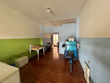 EN VENTA CASA RENTERA CON LOCALES COMERCIALES Y DEPARTAMENTO, DIAGONAL A MI COMISARIATO SECTOR TERMINAL TERRESTRE DE PORTOVIEJO