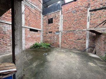 EN VENTA CASA RENTERA CON LOCALES COMERCIALES Y DEPARTAMENTO, DIAGONAL A MI COMISARIATO SECTOR TERMINAL TERRESTRE DE PORTOVIEJO