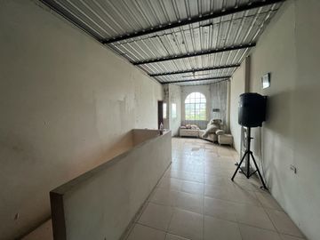 EN VENTA CASA RENTERA CON LOCALES COMERCIALES Y DEPARTAMENTO, DIAGONAL A MI COMISARIATO SECTOR TERMINAL TERRESTRE DE PORTOVIEJO