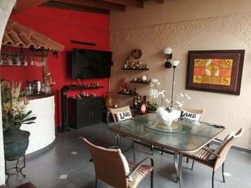 Casa amplia de 5 dormitorios a la venta en Valle Hermoso, Surco