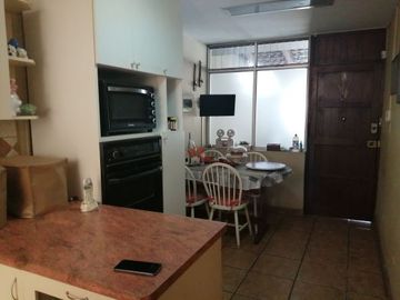 Casa amplia de 5 dormitorios a la venta en Valle Hermoso, Surco