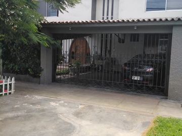 Casa amplia de 5 dormitorios a la venta en Valle Hermoso, Surco
