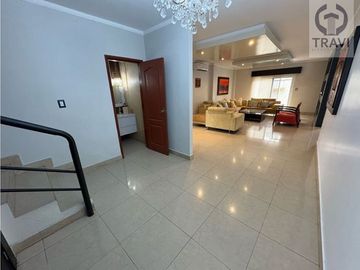 hermosa casa en venta, en la zona de mayor desarrollo de la ciudad (via a la costa)