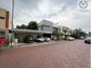 hermosa casa en venta, en la zona de mayor desarrollo de la ciudad (via a la costa)