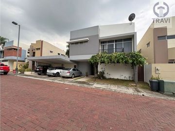 hermosa casa en venta, en la zona de mayor desarrollo de la ciudad (via a la costa)