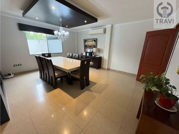 hermosa casa en venta, en la zona de mayor desarrollo de la ciudad (via a la costa)