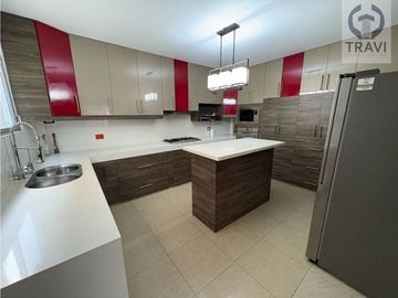 hermosa casa en venta, en la zona de mayor desarrollo de la ciudad (via a la costa)