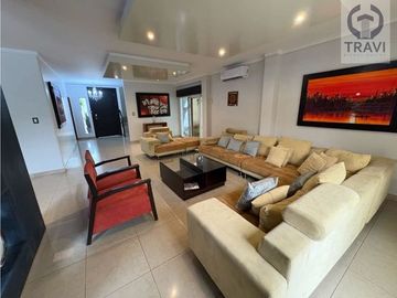 hermosa casa en venta, en la zona de mayor desarrollo de la ciudad (via a la costa)