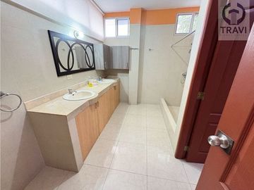 hermosa casa en venta, en la zona de mayor desarrollo de la ciudad (via a la costa)