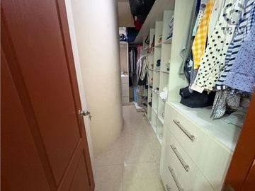 hermosa casa en venta, en la zona de mayor desarrollo de la ciudad (via a la costa)