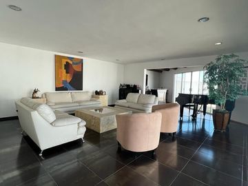 Casa en Venta en Lomas del Tecnologico con 600m2 de construcción, y en esquina.
