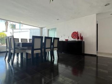 Casa en Venta en Lomas del Tecnologico con 600m2 de construcción, y en esquina.