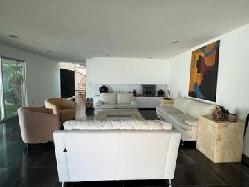 Casa en Venta en Lomas del Tecnologico con 600m2 de construcción, y en esquina.