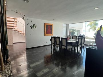 Casa en Venta en Lomas del Tecnologico con 600m2 de construcción, y en esquina.