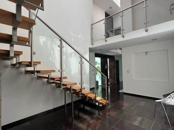 Casa en Venta en Lomas del Tecnologico con 600m2 de construcción, y en esquina.