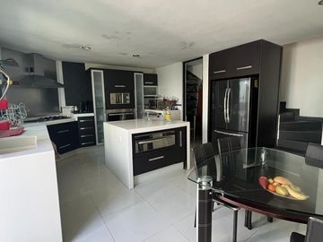 Casa en Venta en Lomas del Tecnologico con 600m2 de construcción, y en esquina.