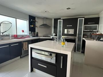 Casa en Venta en Lomas del Tecnologico con 600m2 de construcción, y en esquina.