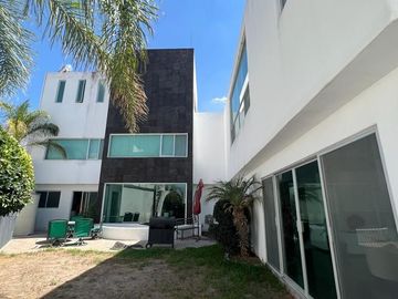 Casa en Venta en Lomas del Tecnologico con 600m2 de construcción, y en esquina.