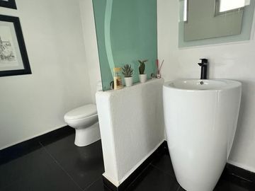 Casa en Venta en Lomas del Tecnologico con 600m2 de construcción, y en esquina.