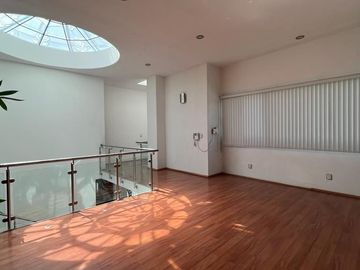 Casa en Venta en Lomas del Tecnologico con 600m2 de construcción, y en esquina.