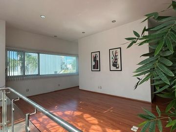 Casa en Venta en Lomas del Tecnologico con 600m2 de construcción, y en esquina.